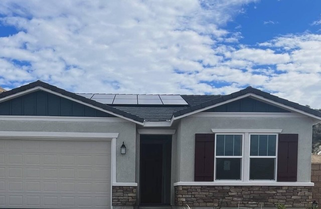 Cozy 3-bedroom house with AC and WiFi in adorable Wildomar Community.