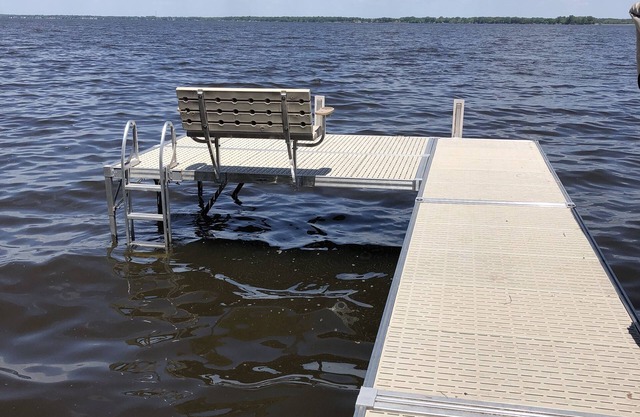 Cozy, 3 bedroom lakefront home