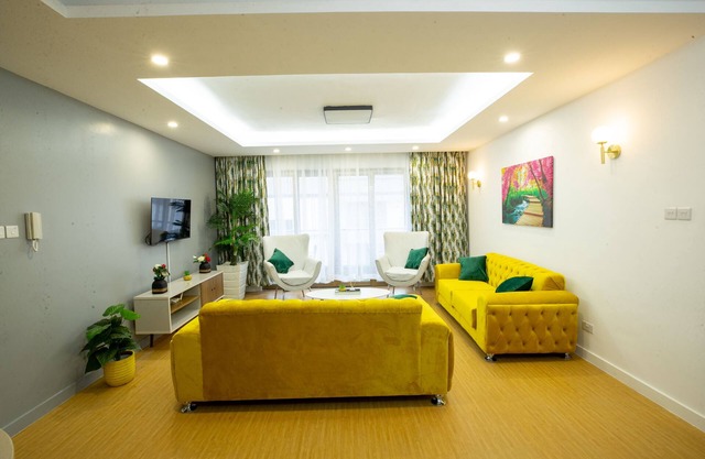 COZY 3-BEDROOM SERVICED APARTMENT IN LAVINGTON BY COZY HOMEs