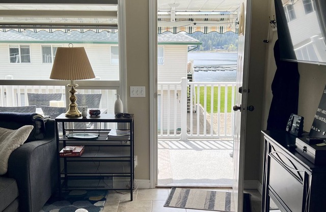 Cozy 3 bedroom townhome steps from the beach! with boat slip.
