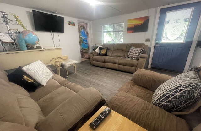 Cozy 3-bedrooms manufacturer home in soothing Lutz with WiFi, AC