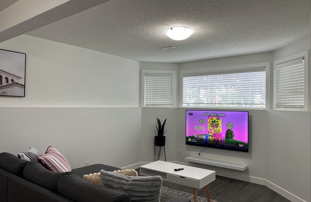 Cozy 3 beds Suite Near Calgary Airport, Quiet, Clean & Convenient Sleeps 7