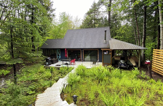 Cozy 3 BR house in Bridgton, steps from Moose Pond; 3 min drive to Pleasant Mtn
