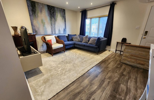 Cozy 3BR Apartement, 15m Downtown, 10m Airport, Quiet neighborhood Very walkable