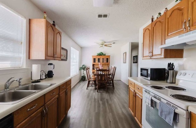 Cozy 3BR Family Home with Large Yard, Sleeps 7