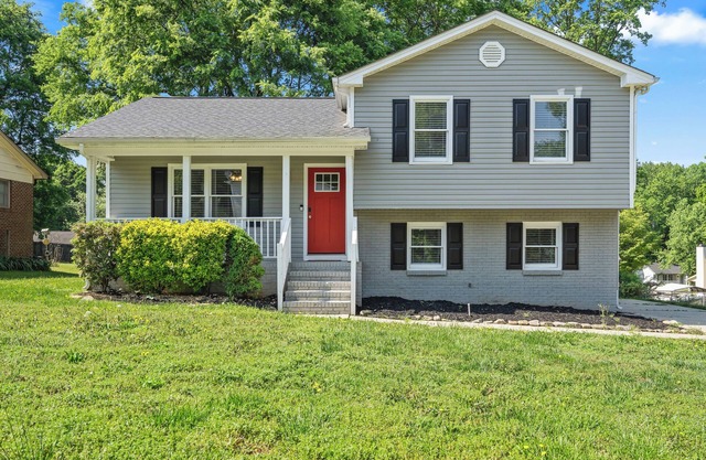 Cozy 3BR Gem with Home Theater near Uptown & Airport