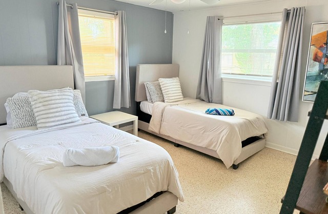 Cozy 3BR Home Downtown w/Backyard+Wi-Fi+Parking