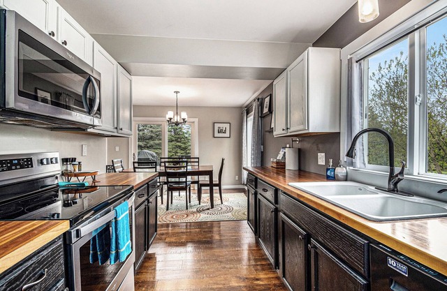 Cozy 3BR Home: Private Hot Tub and Dog-Friendly.