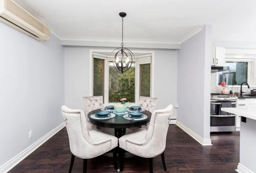 Cozy 3BR Home with Parking, Backyard and Near Transit