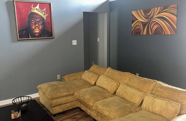 Cozy 3BR Suburban Oasis with huge backyard & theatre