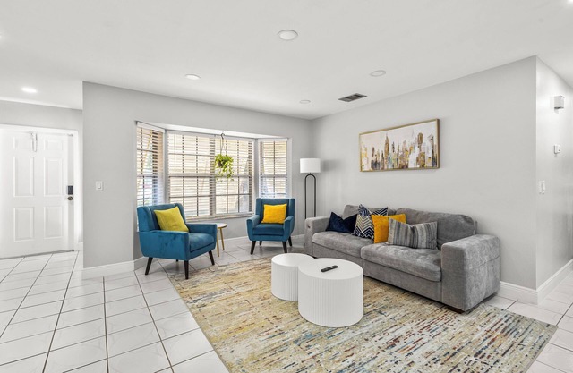 Cozy 3BR Vero Beach Retreat 10 Mins to Beaches. Early Check-In & Late Check-Out!