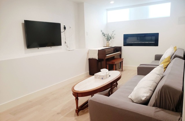 COZY 3Br2Ba and a living room with Sunny patio