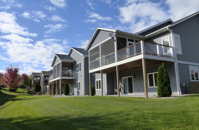 Cozy 4+ Bed 3 Bath Screened in Porch, Fire Pit, yard games - 19 min to Madison