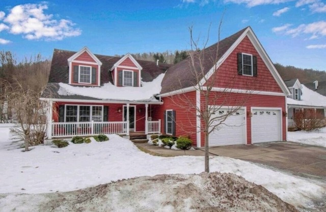 Cozy 4 Bedroom, 3 Bath House 1 mile from Village