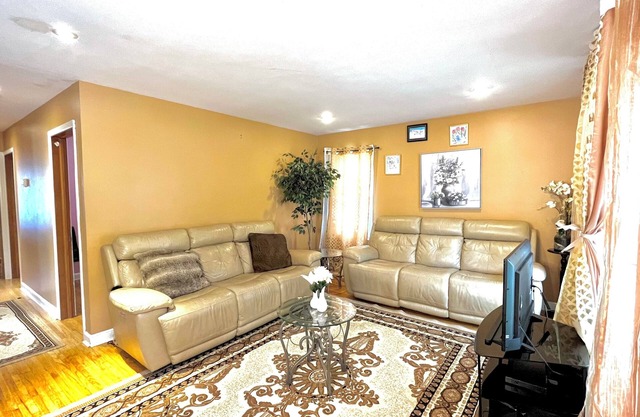 Cozy 4-bedroom, bathrooms, Free Parking
