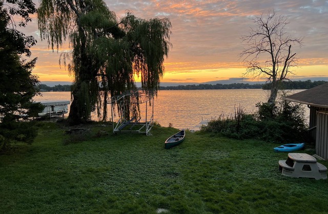 Cozy 4 Bedroom Cabin on Sinissippi Lake Just 60 min from Milwaukee or Madison