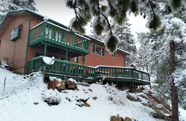 Cozy 4-Bedroom Cabin w/Hot Tub + King Master Bed