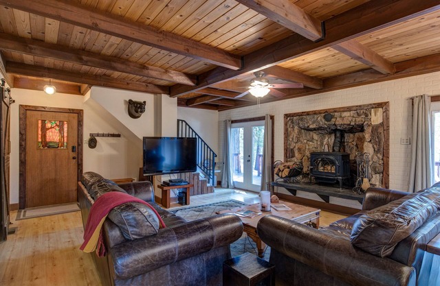 Cozy 4 bedroom Cabin with Hot Tub and BLS & Sequoia Woods access