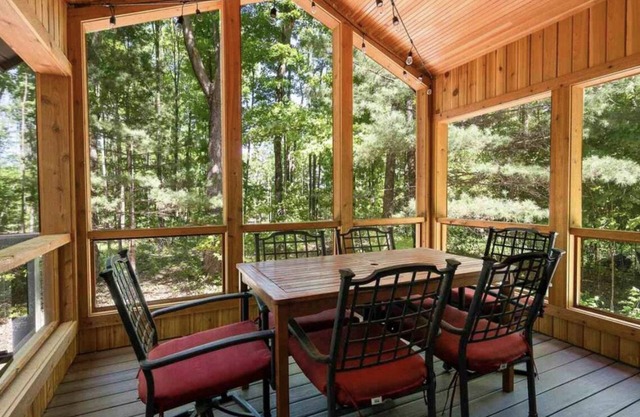 Cozy 4-bedroom house in Harbor Springs! 5 minutes to Nub's Nob & Boyne Highlands