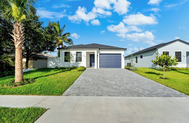 Cozy 4-bedroom home with AC and WiFi and more in delightful city of Greenacres