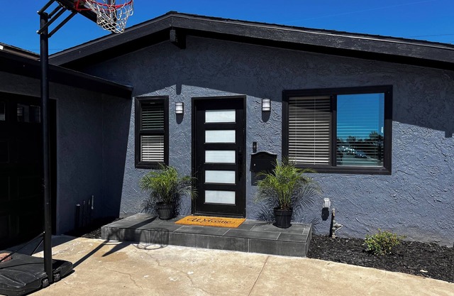 Cozy 4-bedroom house with WiFi, AC in amazing Los Angeles