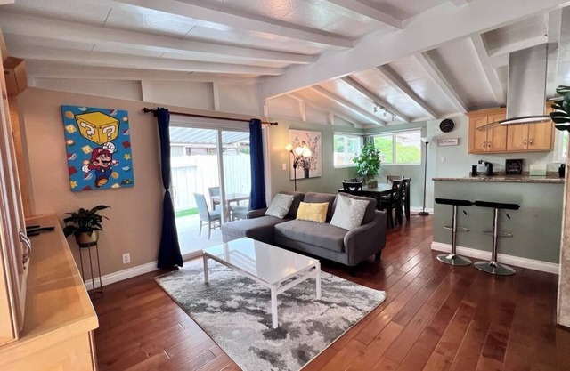 Cozy 4 bedrooms family house near Disneyland and Convention Center.