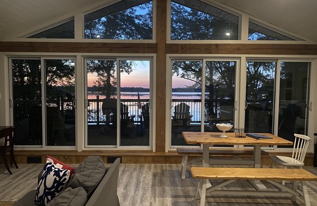 Cozy 4 Season Cottage stunning sunsets on Sparrow Lake!(Pet friendly)New Hot Tub