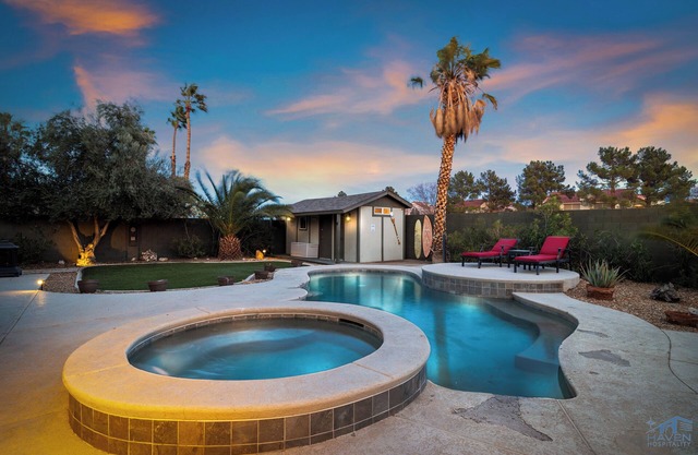 Cozy 4Bd House,Salt Water Pool & Jacuzzi! 10mins to the Strip, 20mins to Airport