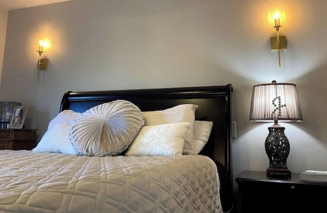 Cozy 4Br/4Bath Craftsman Minutes from Downtown!