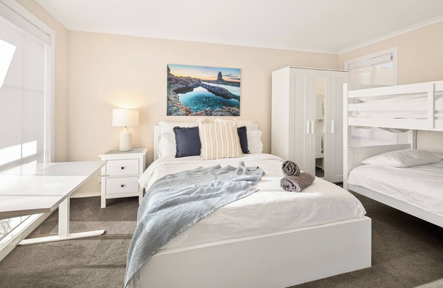 Cozy 4BR Home by Melb Airport, CBD & Watergardens