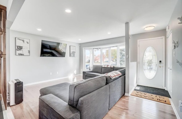 Cozy 5-Bedroom Home, 3 Parking, Up to 10 guests, 10 mins away from Parliament