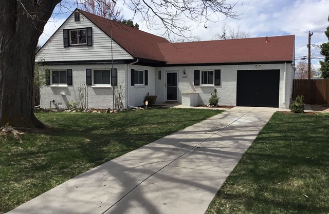Cozy 5BR Home Sleeps 10 people with Backyard, Parking & Prime Location