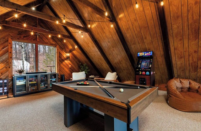 Cozy 6-bedroom cabin in Wintergreen Resort