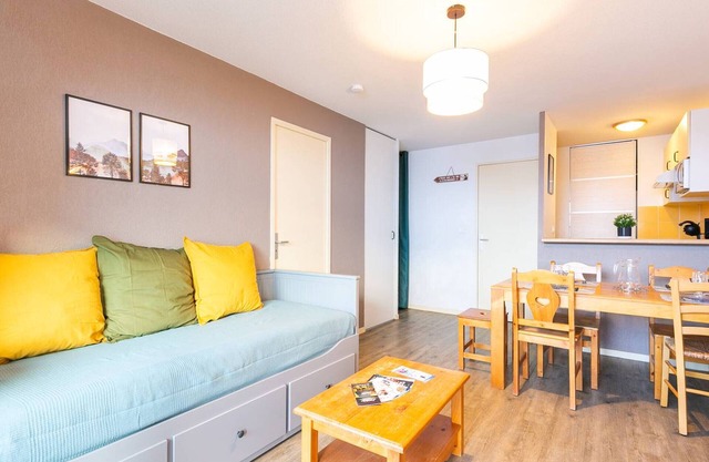 Cozy 6-Person Apartment with Terraces, Free Parking, and Ski Deals in Peyragudes