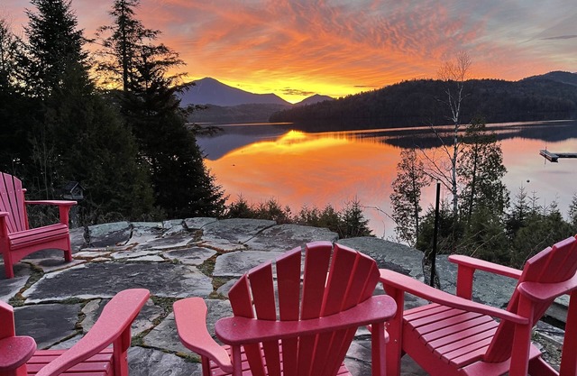 Cozy Adirondack Condo- sunrise views of Lake Placid - lakeside!