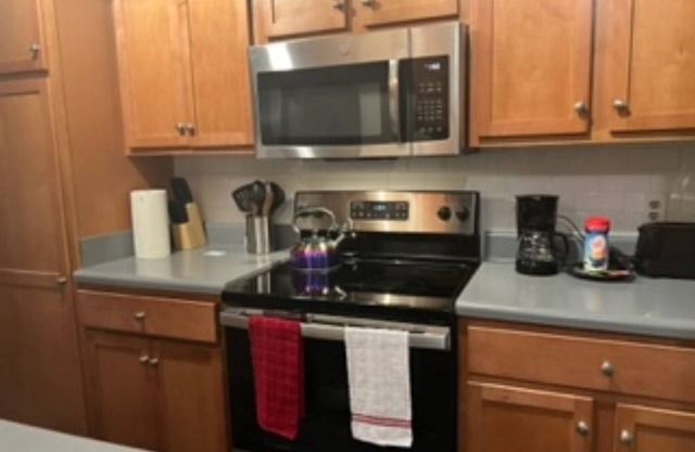 Cozy Adorable 2 Bedroom Apartment in the Heart of it All!