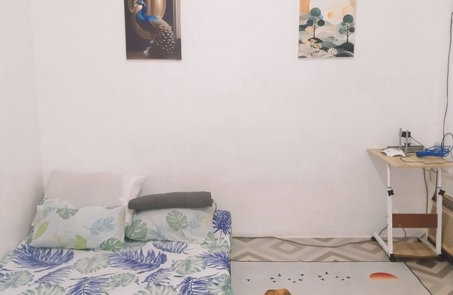 Cozy air-conditioned room with homestay, movie, work/study. Complimentary WiFi