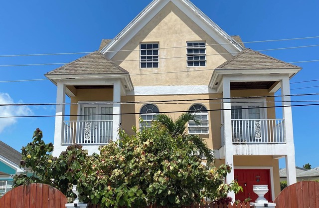 Cozy Airport Townhome near the Airport & walking Distance to the Beach
