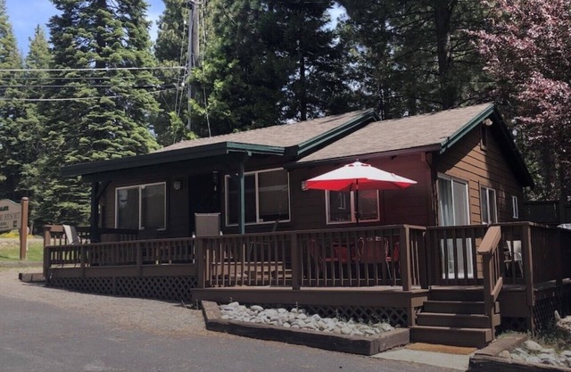 Cozy Almanor Lakefront 2 Bed/2 Bath Cabin. Boat Ramp and Boat Slip Included