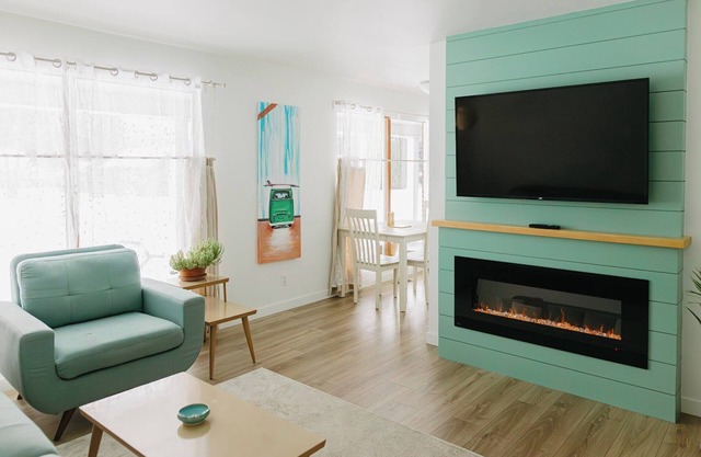 Cozy and Bright, newly renovated two bedroom suite. Only minutes from downtown!