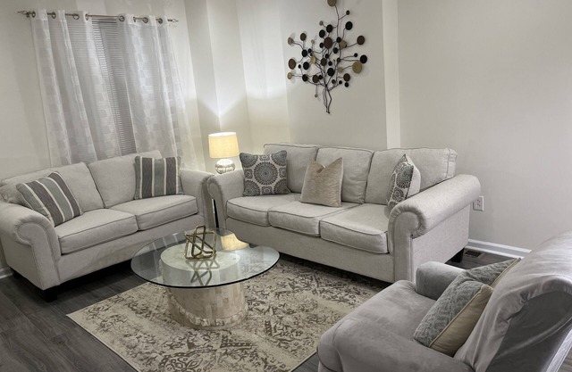 Cozy and Clean home Conveniently located in South Phila.