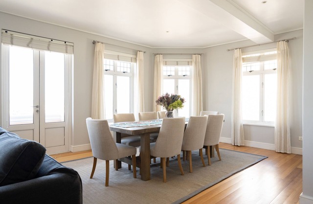 Cozy and luxurious apartment overlooking the Kalk bay Harbour.