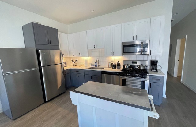 Cozy and Modern Stay in the Heart of C