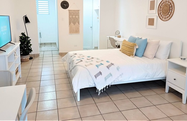 Cozy and perfect for a couples retreat. Super close to the beach and restaurants