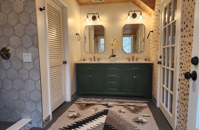 Cozy and Private Gem Cabin in the Smoky Mtns of NC, dog friendly, great views!