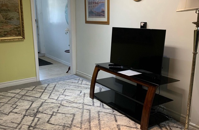 Cozy and quite 2 bedroom basement appartment with separate entrance…