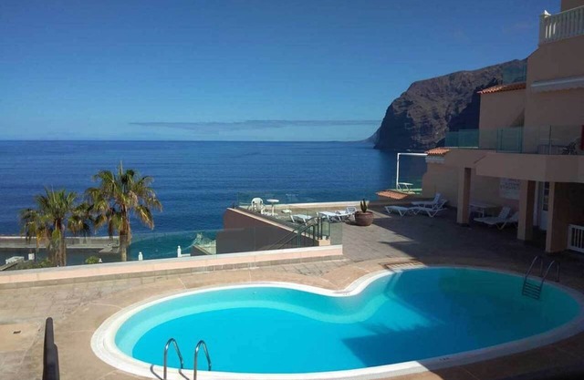 Cozy and relaxing apartment with cliff and sea views, Wifi, pool.