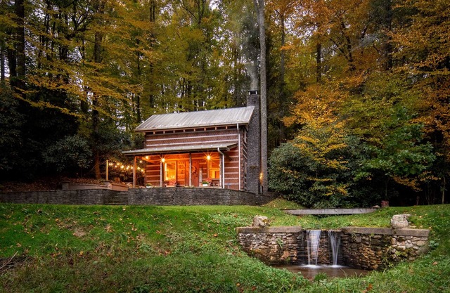 Cozy and Romantic - Hot Tub - King Bed - Fireplace