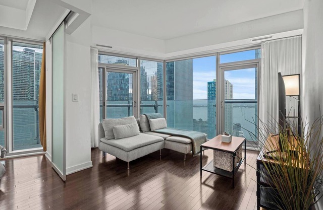 Cozy and Sleep Modern Condo Heart of Downtown