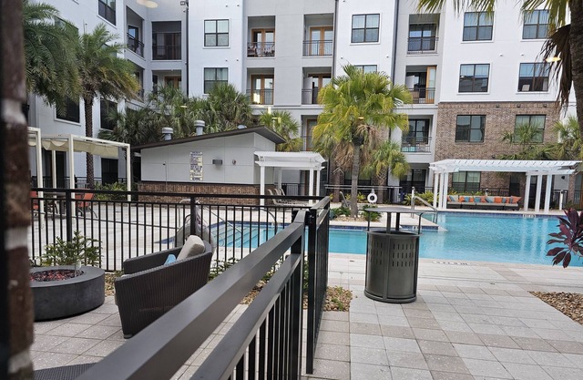 Cozy and Spacious 1 bedroom King suite 10 mins from Downtown